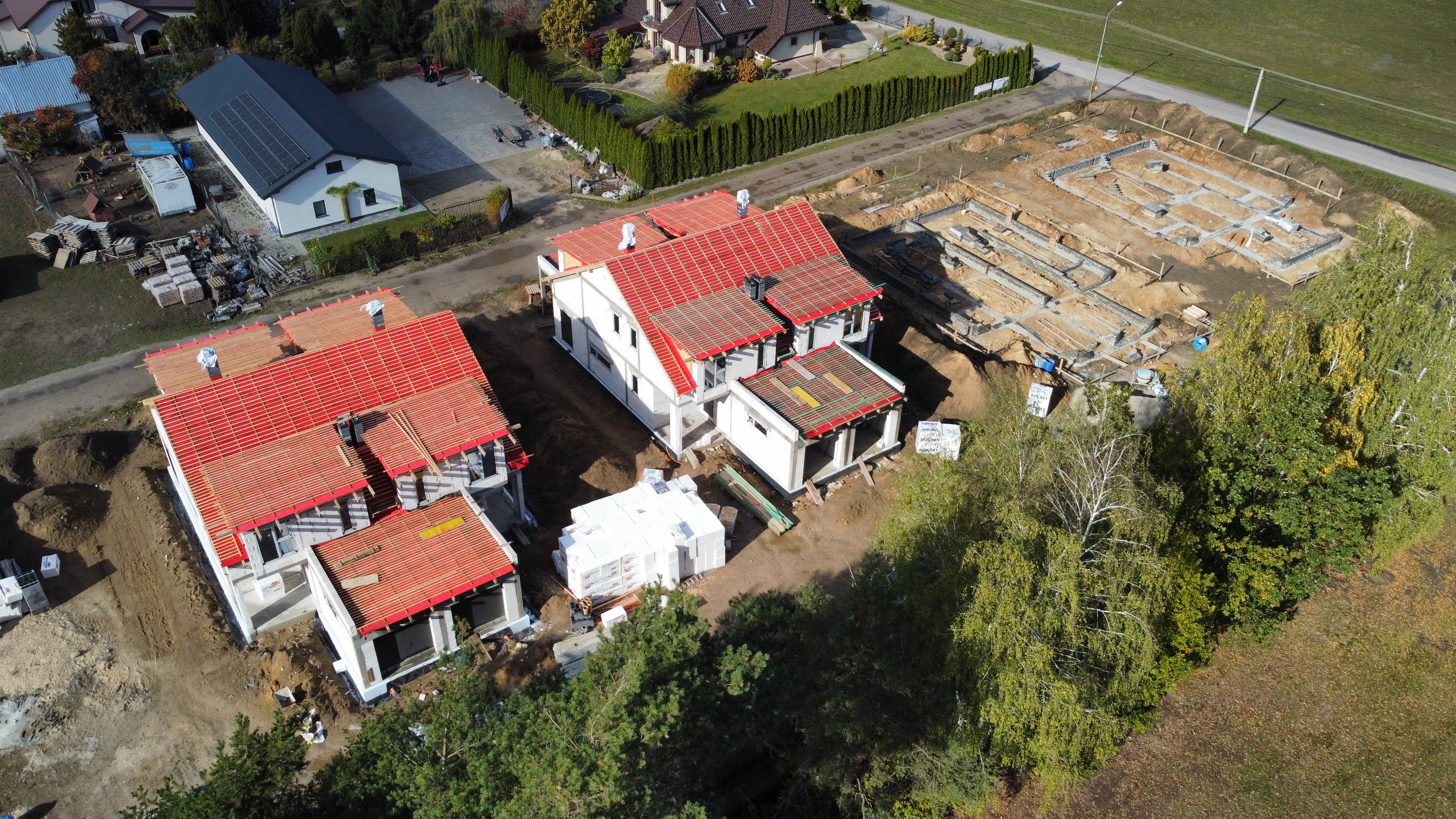 Budowa — domy 1 i 2, dach w realizacji