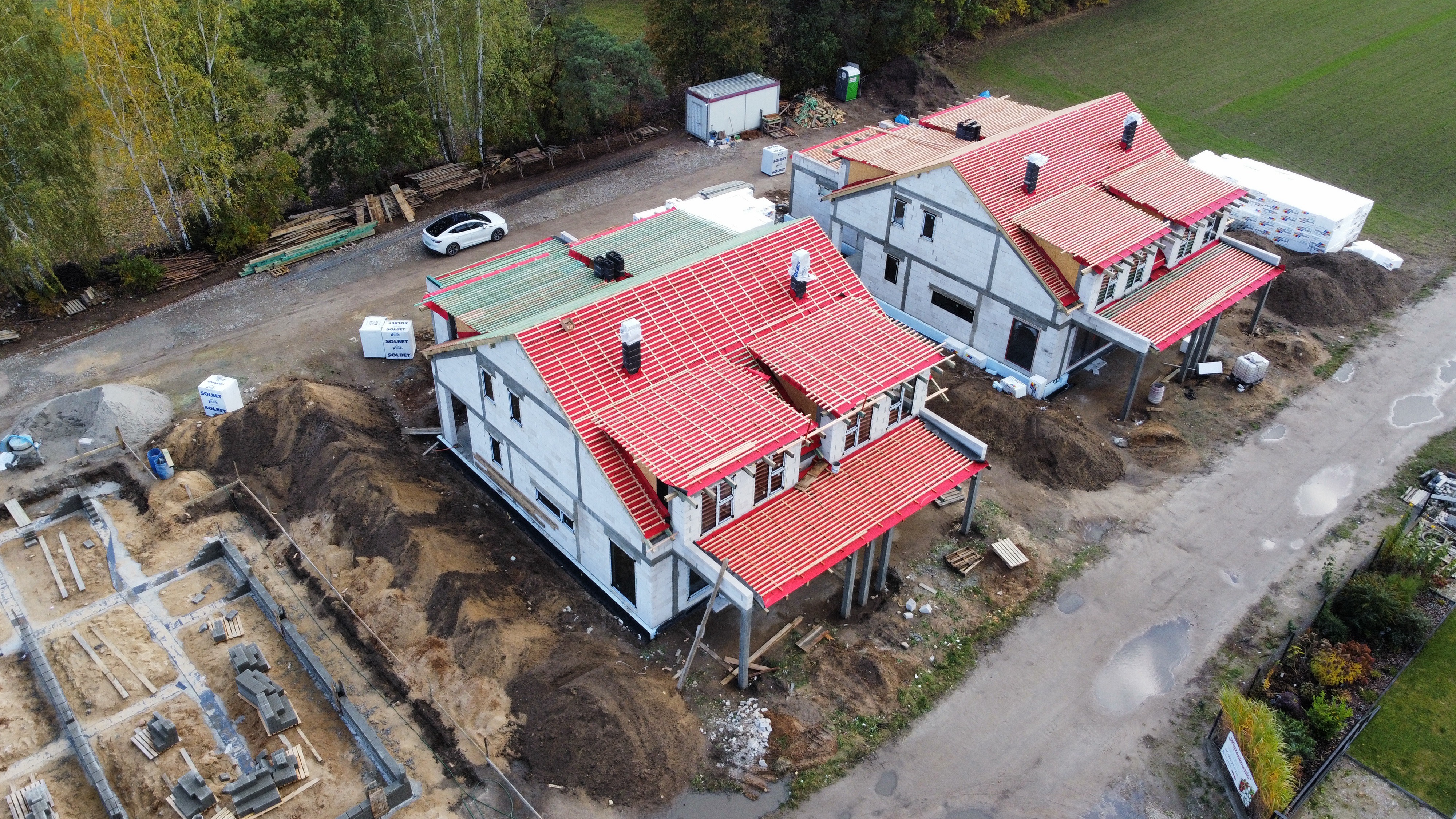 Budowa — prace przy elewacji