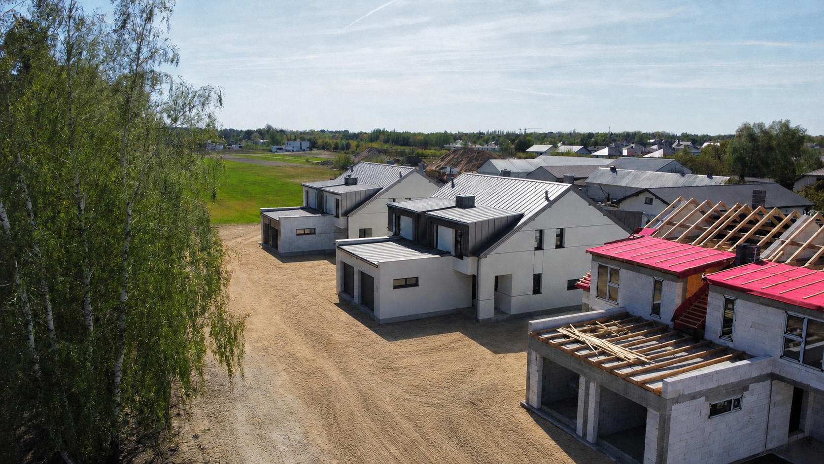 Realizacja — widok na domy z drona